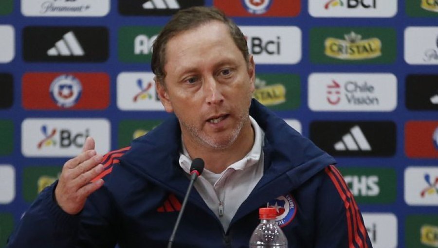 Luis Mena y su futuro en la Roja femenina tras fracaso en Copa América: "Se verá en Santiago"