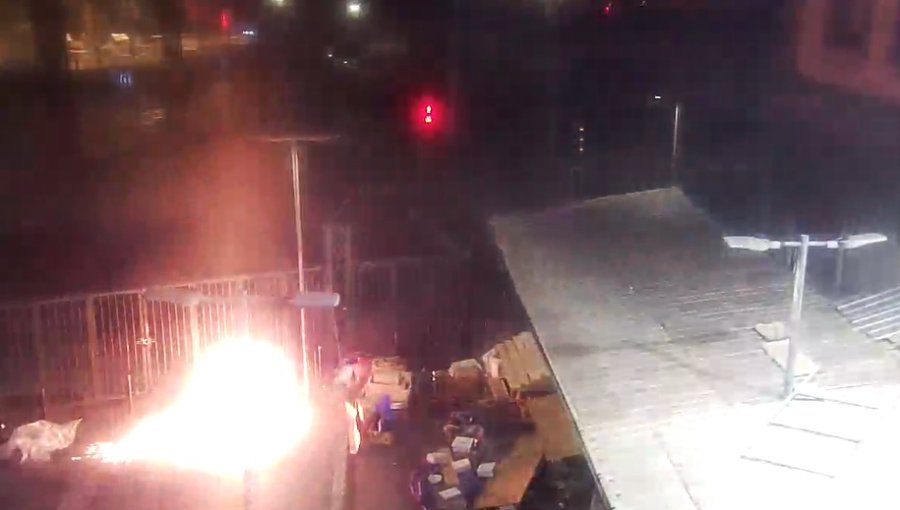 Alcalde de Santiago anuncia querella por ataque incendiario en barrio Meiggs: lanzaron molotovs a funcionarios de Seguridad