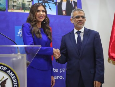 Chile permanecerá en programa Visa Waiver: Secretaria de Seguridad de EE.UU. destaca "esfuerzos para cumplir"