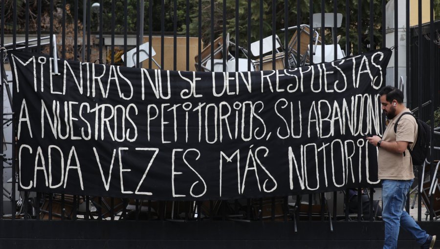 Ministro de Educación llama a restitución de clases por tomas de liceos en Santiago: “Esto no es un juego”