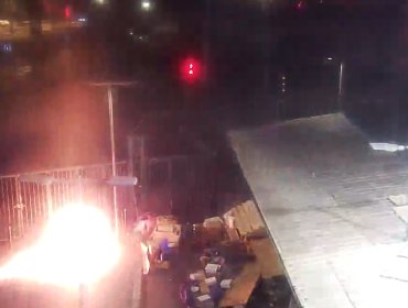 Alcalde de Santiago anuncia querella por ataque incendiario en barrio Meiggs: lanzaron molotovs a funcionarios de Seguridad