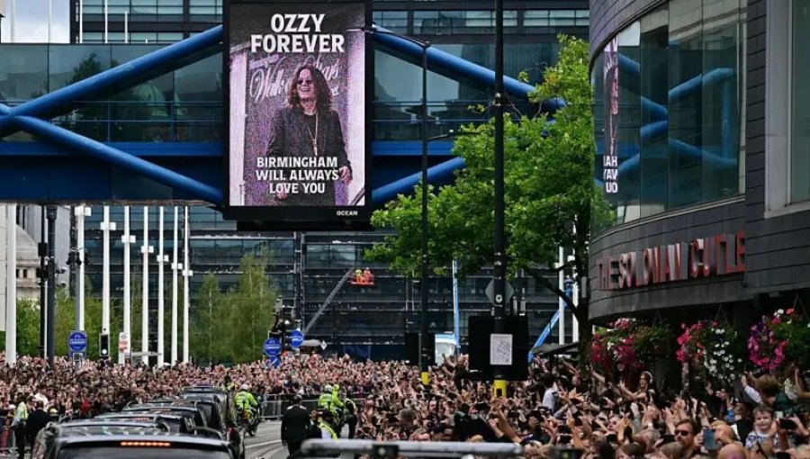 La emotiva y multitudinaria despedida que le dieron miles de fanáticos a Ozzy Osbourne en Birmingham