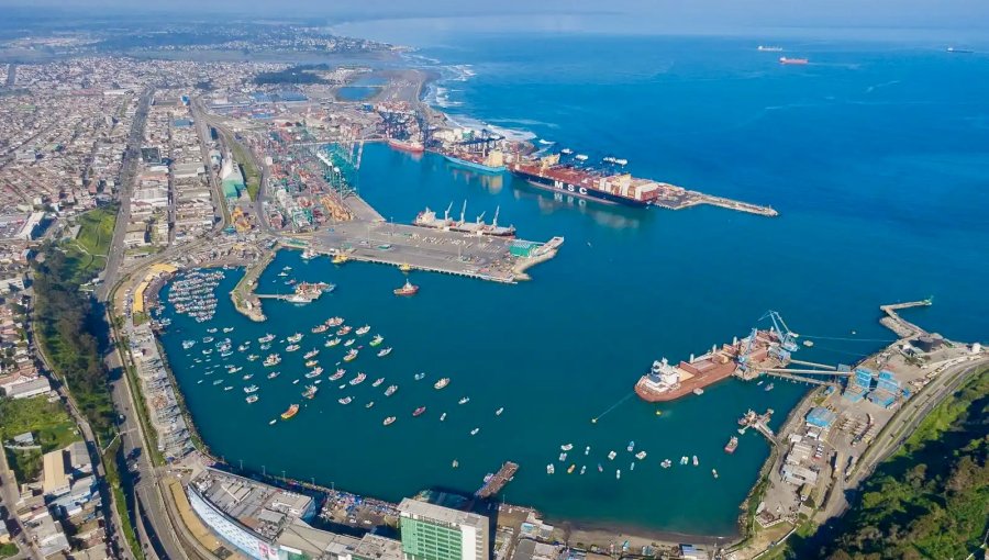 Armada de Chile ordenó el zarpe de los buques atracados en el puerto de San Antonio