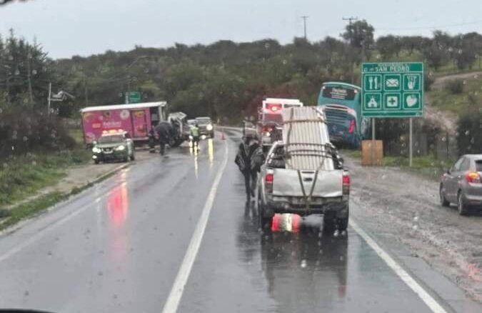 Un fallecido y una decena de heridos deja colisión entre un camión y un bus en San Pedro de Melipilla