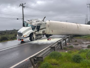 Camión que transportaba gas licuado de petróleo volcó su carga en ruta que une a Quintero con Puchuncaví