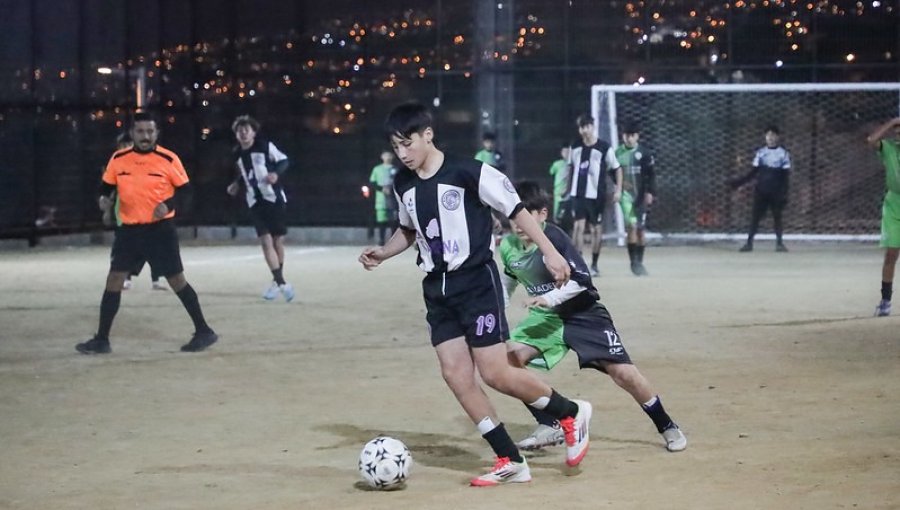 Inauguran remozadas obras en la cancha La Campana del cerro Toro de Valparaíso