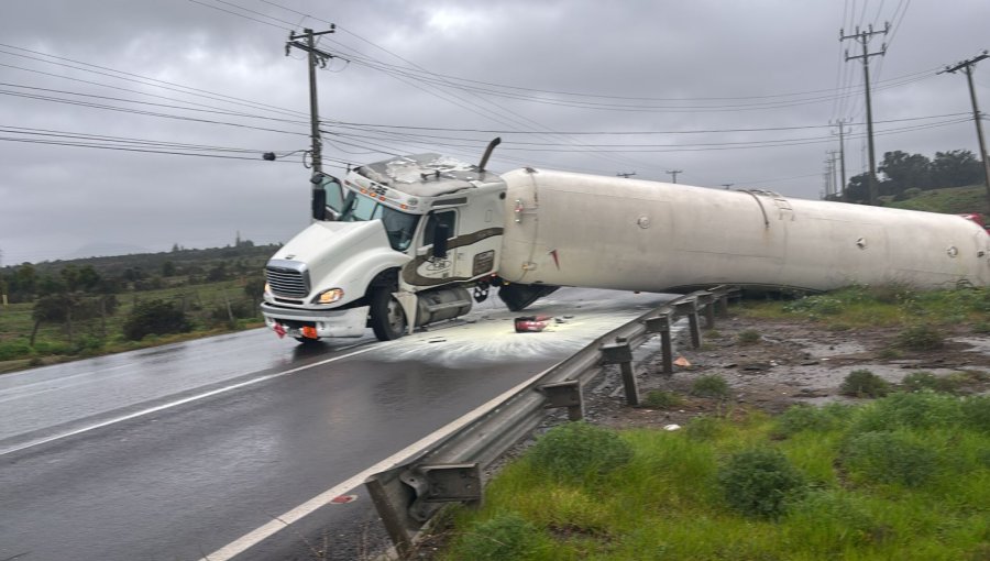 Camión que transportaba gas licuado de petróleo volcó su carga en ruta que une a Quintero con Puchuncaví