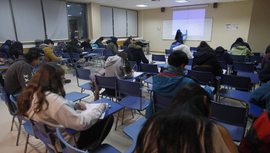 Mineduc da una semana a universidades privadas para transparentar sueldos sobre $8 millones tras caso Cubillos