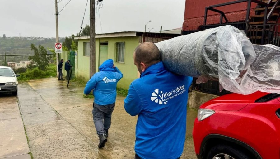 Equipos municipales de Valparaíso y Viña se desplegaron por temporal de lluvia y viento