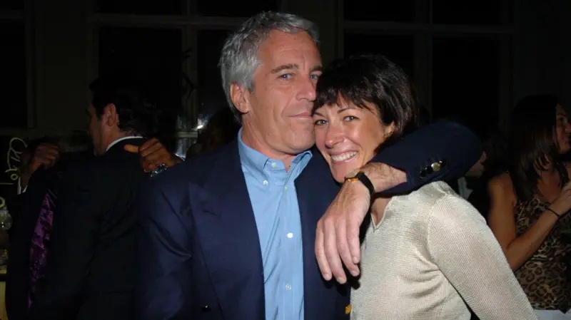 El polémico traslado de cárcel de la expareja de Jeffrey Epstein que cumple condena en EE.UU. por tráfico sexual de menores