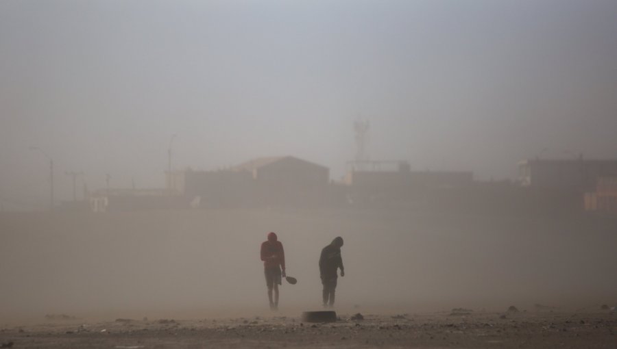 Fuertes vientos y tormenta de arena cubrieron calles y casas en Arica