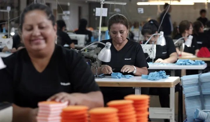 1.700 mujeres de los planes de empleo de emergencia no han recibido sus sueldos en la región de Valparaíso: acusan retraso del Gobierno