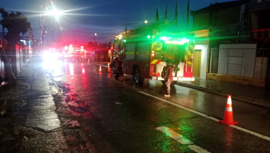 Adulto mayor pierde la vida durante incendio que consumió dos viviendas en Quillota