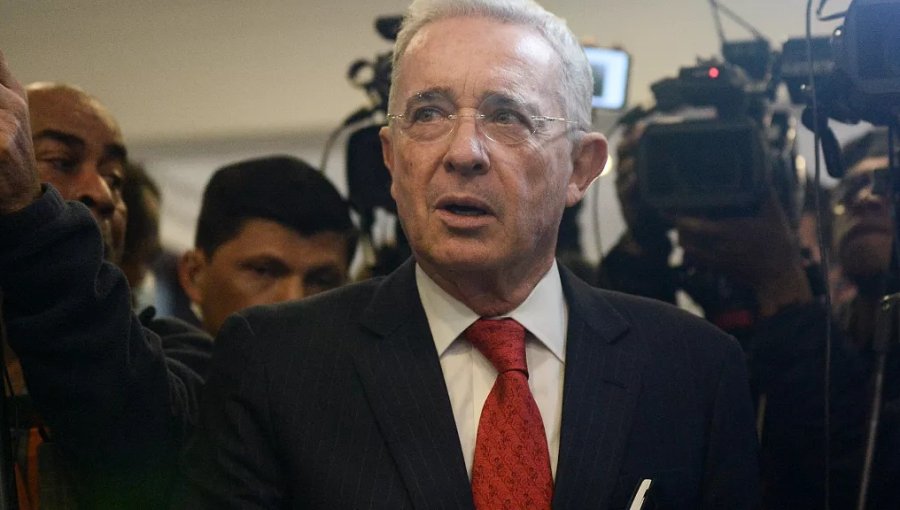 Expresidente Álvaro Uribe fue condenado en Colombia a 12 años de prisión domiciliaria