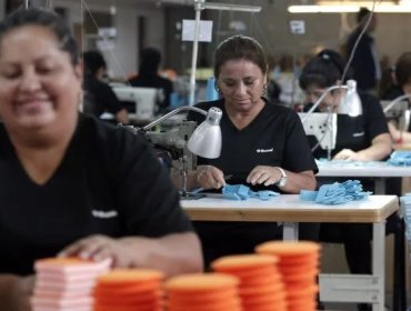 1.700 mujeres de los planes de empleo de emergencia no han recibido sus sueldos en la región de Valparaíso: acusan retraso del Gobierno