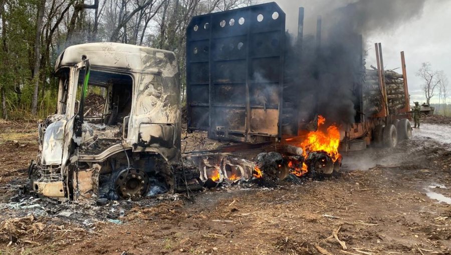Nuevo atentado incendiario en La Araucanía deja dos camiones completamente quemados