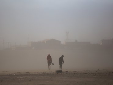 Fuertes vientos y tormenta de arena cubrieron calles y casas en Arica