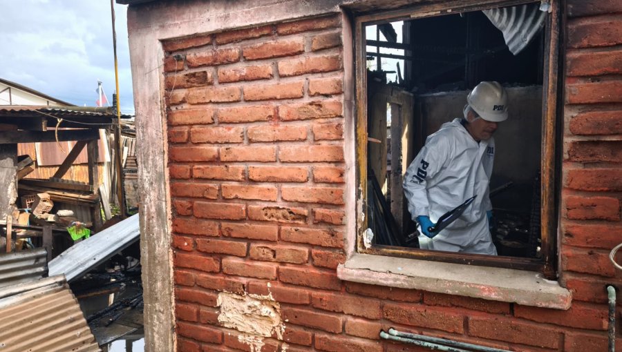 Vela habría originado incendio donde falleció adulto mayor en población de Quillota