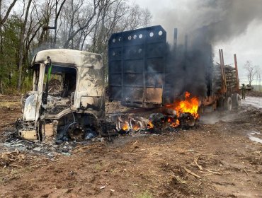 Nuevo atentado incendiario en La Araucanía deja dos camiones completamente quemados