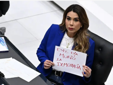 Diputada opositora salvadoreña reaccionó tras polémica reelección en el país: “Ha muerto la democracia”