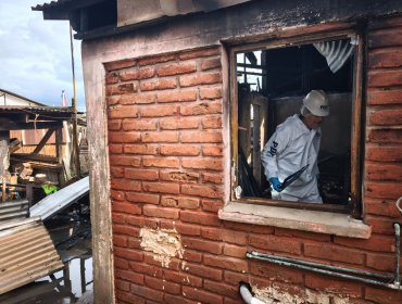 Vela habría originado incendio donde falleció adulto mayor en población de Quillota