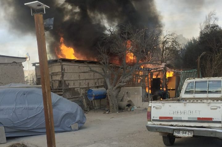 Alerta Roja en Copiapó por incendio forestal que amenaza a viviendas