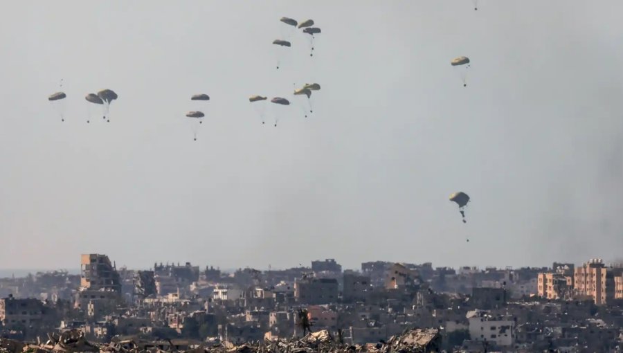 Fallece hombre tras ser golpeado por uno de los paquetes que iba en el paracaídas de ayuda a Gaza