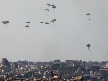 Fallece hombre tras ser golpeado por uno de los paquetes que iba en el paracaídas de ayuda a Gaza