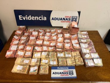 Sorprenden a conductor boliviano que pretendía ingresar a Arica con casi $1,3 millones ocultos en la puerta de su vehículo