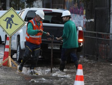 Rotura de matriz generó restricciones de tránsito en la avenida Manantiales de Concón