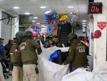 Fiscalizan bodegas y locales comerciales del barrio Meiggs: dos mujeres fueron detenidas en el operativo