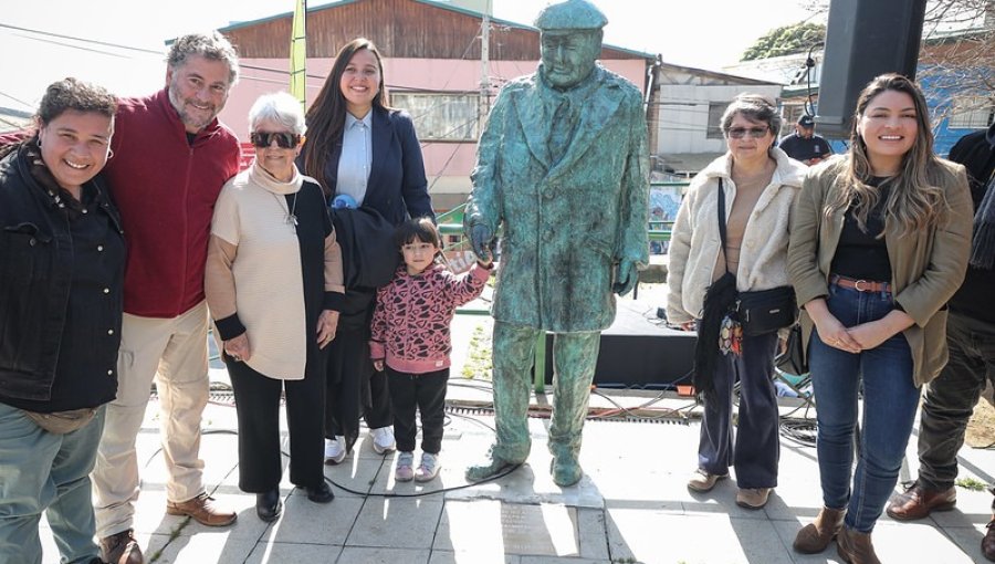 Reinauguran las esculturas restauradas de Mistral, Neruda y Huidobro en la Plaza de los Poetas en Valparaíso