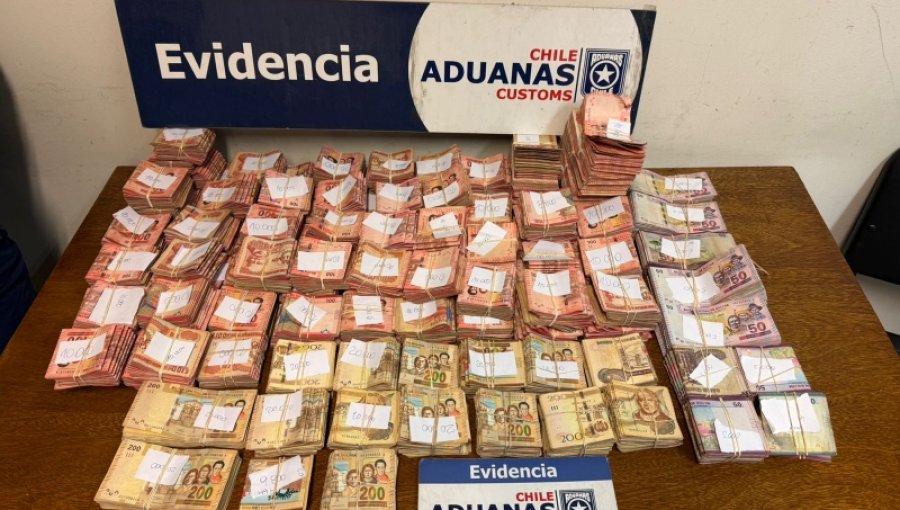 Sorprenden a conductor boliviano que pretendía ingresar a Arica con casi $1,3 millones ocultos en la puerta de su vehículo