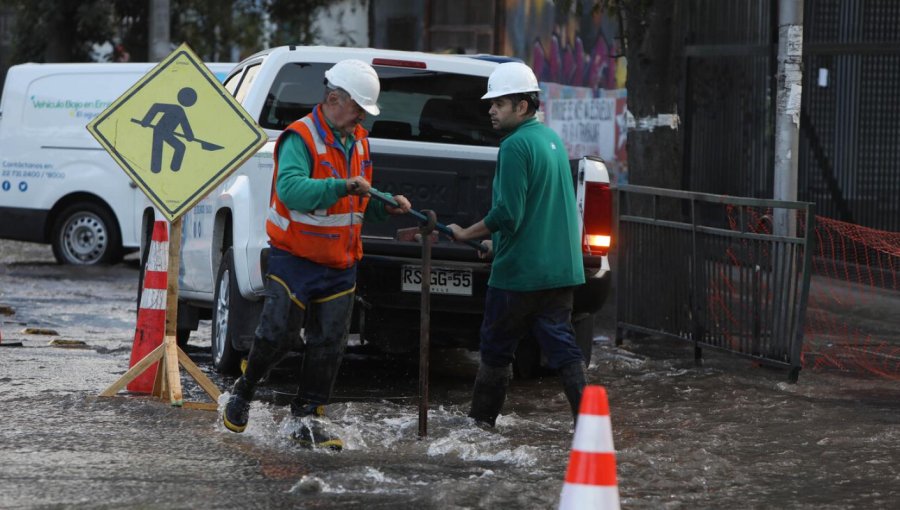 Rotura de matriz generó restricciones de tránsito en la avenida Manantiales de Concón