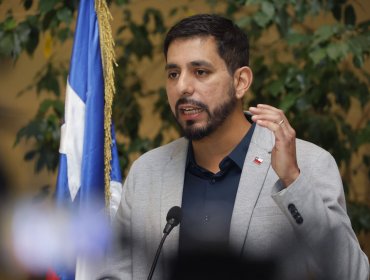 Pese a ventaja de Diego Ibáñez en encuesta del Frente Amplio, Jorge Brito se niega a bajar candidatura al Senado: dice "seguir en carrera"