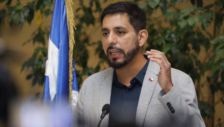 Pese a ventaja de Diego Ibáñez en encuesta del Frente Amplio, Jorge Brito se niega a bajar candidatura al Senado: dice "seguir en carrera"