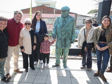 Reinauguran las esculturas restauradas de Mistral, Neruda y Huidobro en la Plaza de los Poetas en Valparaíso