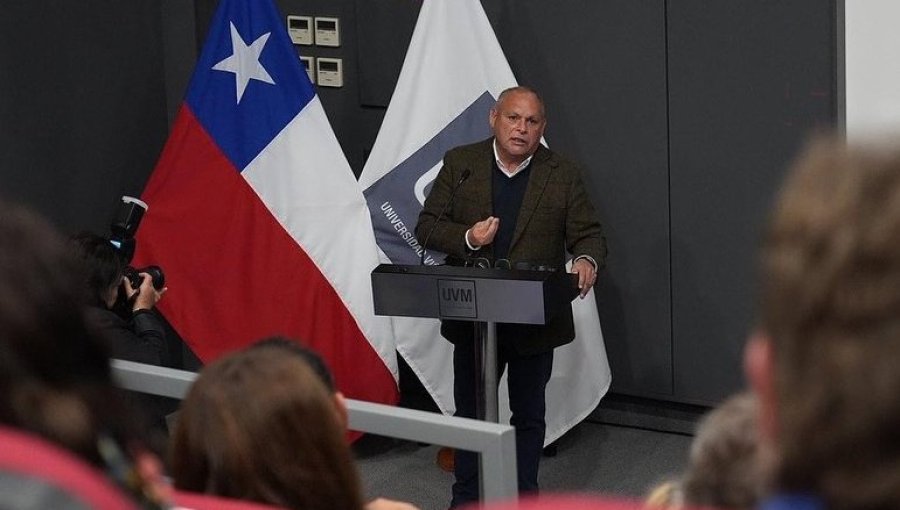 Desaprobación del gobernador Mundaca llega a 45% en la región de Valparaíso: expertos lo atribuyen a sus "ambiciones personales"