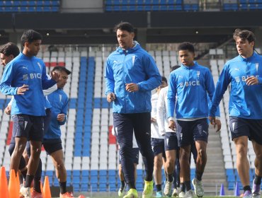 Zampedri celebra primer entrenamiento de la UC en el Claro Arena: "La cancha se asemeja mucho a lo que es el pasto natural"