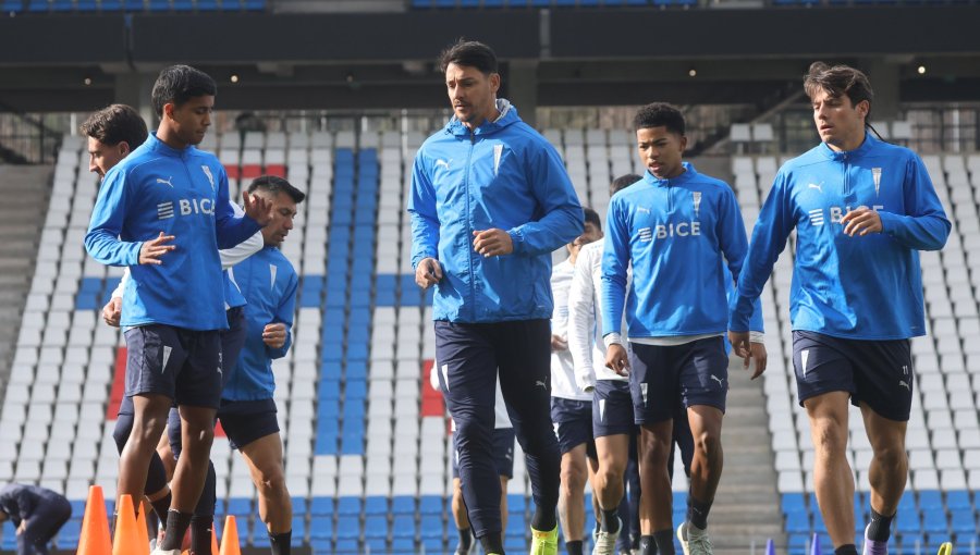 Zampedri celebra primer entrenamiento de la UC en el Claro Arena: "La cancha se asemeja mucho a lo que es el pasto natural"