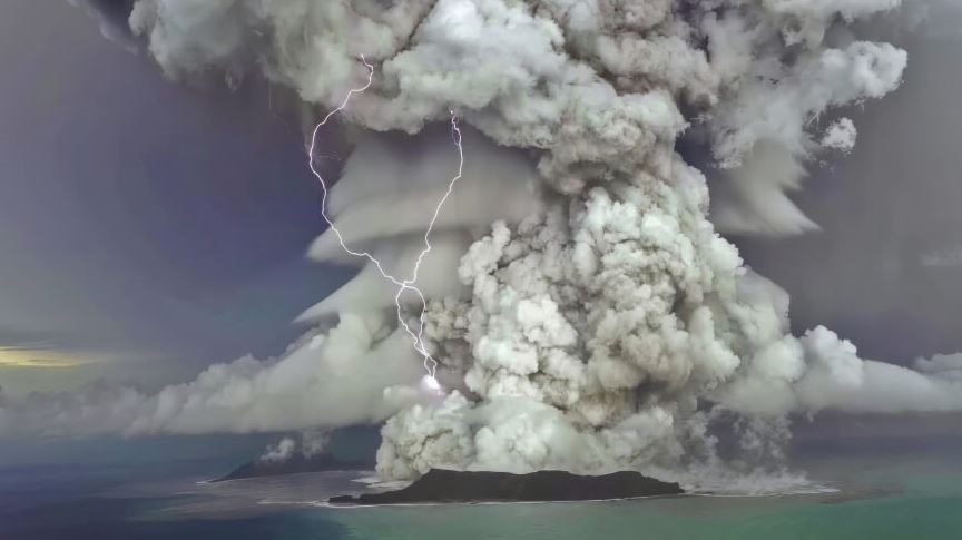 Tras terremoto en Rusia, volcán de Kamchatka nuevamente toma fuerza: autoridades han emitido una alerta naranja