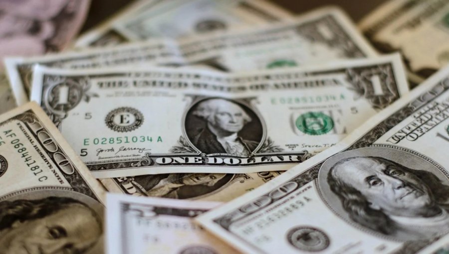 Dólar cierra con alza cercana a los $10 tras anuncio del Banco Central sobre programa de acumulación de reservas internacionales