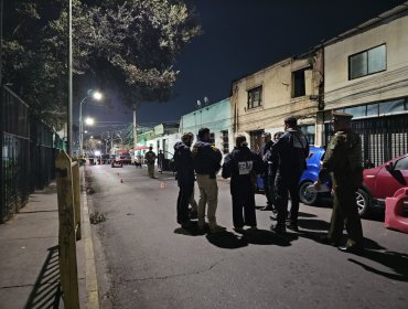 Hombre muere tras recibir un disparo en la cabeza al interior de un automóvil en Recoleta