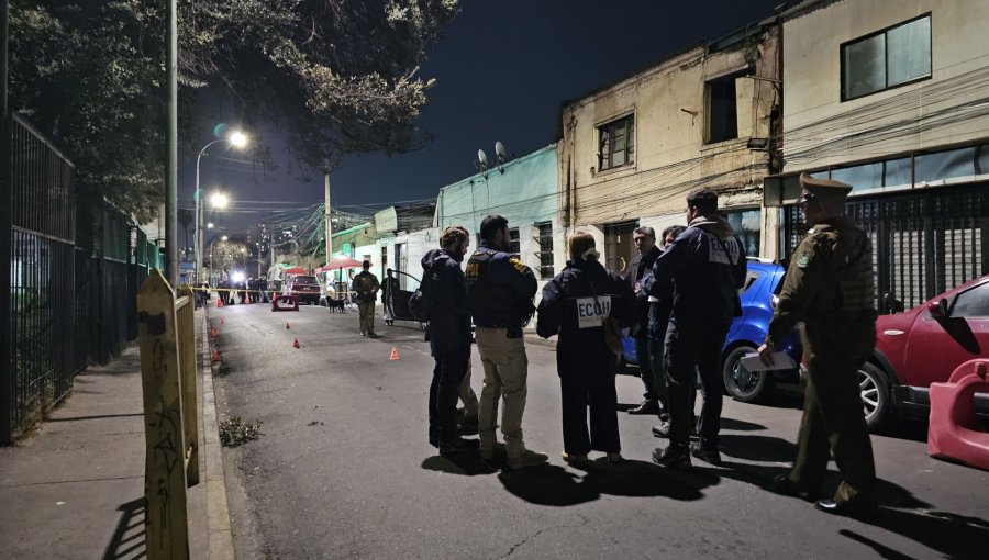 Hombre muere tras recibir un disparo en la cabeza al interior de un automóvil en Recoleta