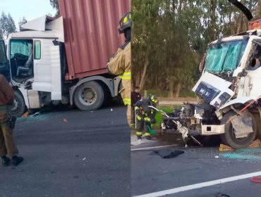 Violenta colisión por alcance entre dos camiones deja a conductor atrapado y con serias lesiones en la ruta 78 de San Antonio