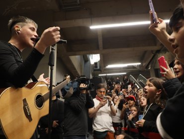 Kidd Voodoo sorprende a sus fanáticos con show gratuito en estación Los Leones del Metro de Santiago