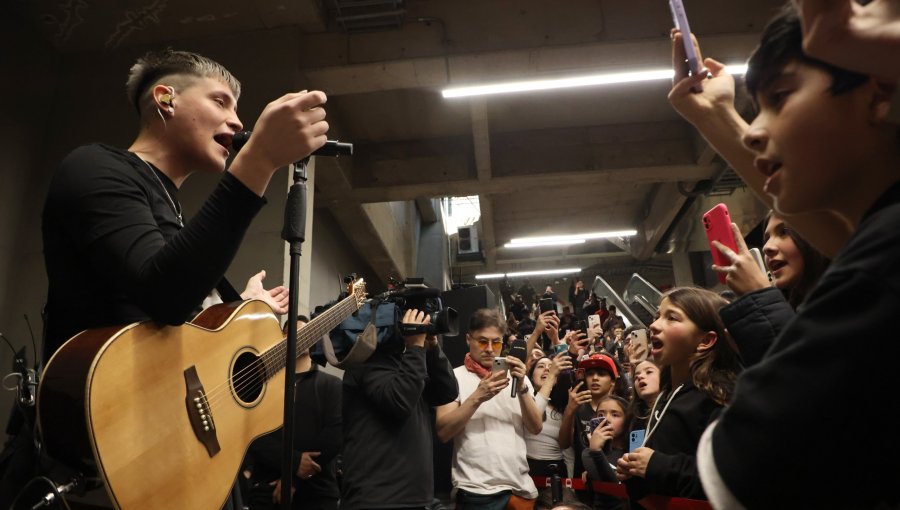 Kidd Voodoo sorprende a sus fanáticos con show gratuito en estación Los Leones del Metro de Santiago