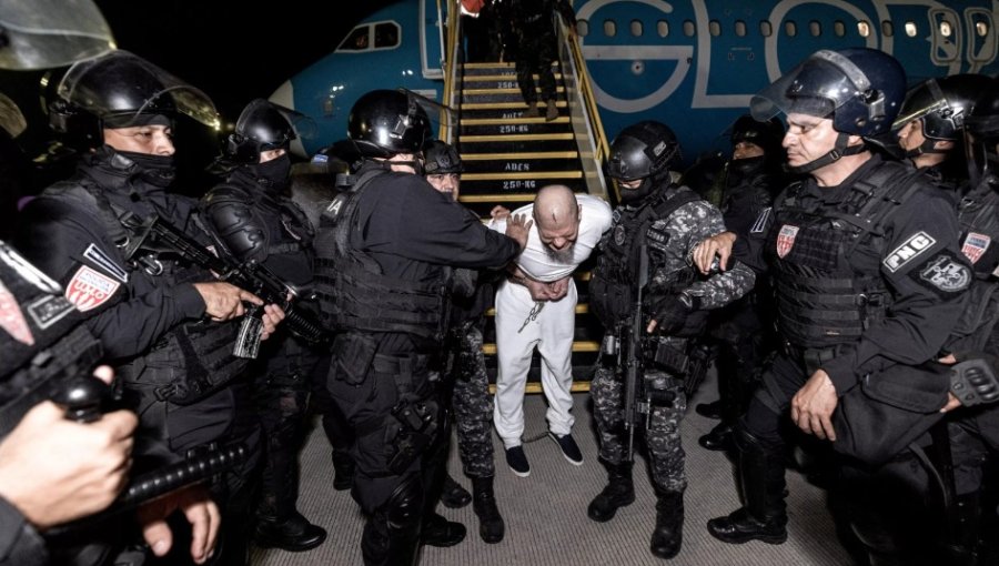 Autoridades de EE.UU. usan cárceles locales para albergar migrantes tras aumento de detenciones