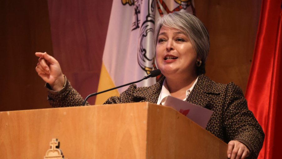 Jara reconoce "error" sobre propuesta de nacionalización del cobre en programa de gobierno y afirma que "se va a corregir"