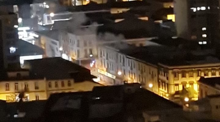 Bomberos trabajan para controlar incendio que afecta a local comercial en el plan de Valparaíso